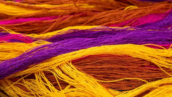 茶色、黄色、紫、ピンクの波状のきれいな弾性織り材料 ストック写真