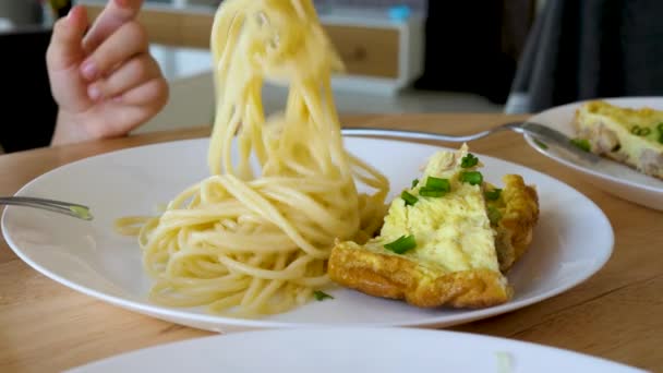 Menina come macarrão com omelete — Vídeo de Stock