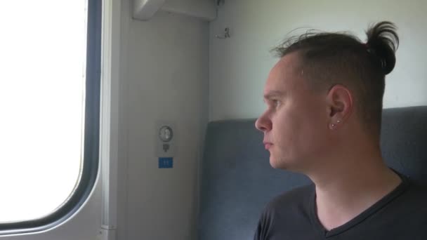 Ο άνθρωπος κοιτάζει μέσα από το παράθυρο στο τρένο — Αρχείο Βίντεο