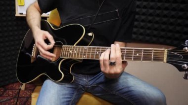 Gitaristler Stüdyoda Siyah Gitar Çalarlar