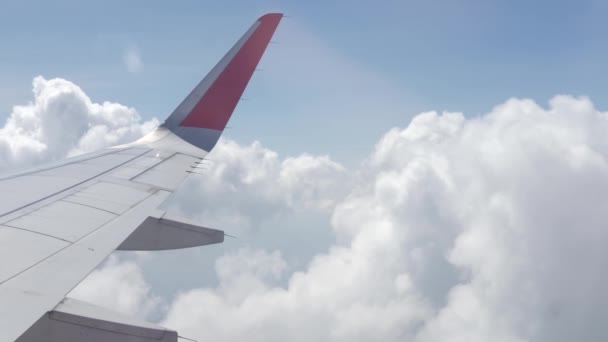 Flugreisen im Flugzeug mit weißen und roten Flügeln — Stockvideo