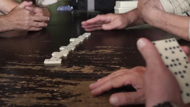 Nerozpoznatelní starší muži hrají Domino Game — Stock video