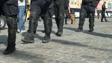 Şehir caddesinde polis kordonu