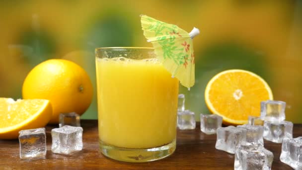 Jus de fruits d'orange frais bio Verser dans le verre — Video