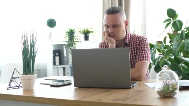 Przepracowany menedżer biura wpisując tekst na Silver Laptop — Wideo stockowe