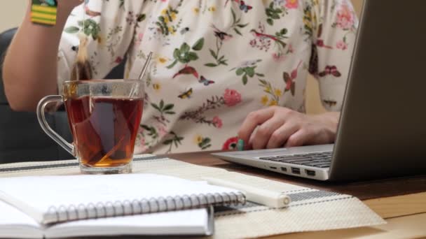 Estudante feminino mão fazendo chá durante o estudo universitário — Vídeo de Stock