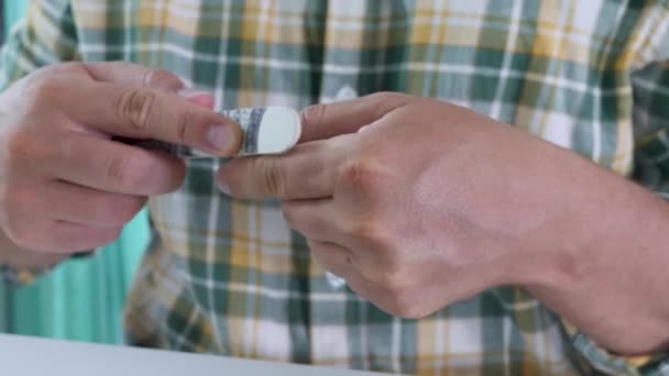 Homem fazendo forma de unhas com nailfile no polegar e dedo indicador — Vídeo de Stock