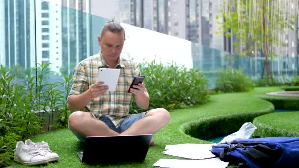 Hombre usando Tabley PC y Smartphone Entradas de datos en la computadora — Vídeo de stock