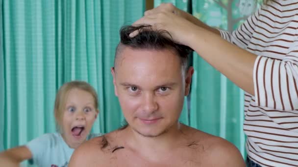 Cuts Male Hair with Trimimg Machine — стокове відео