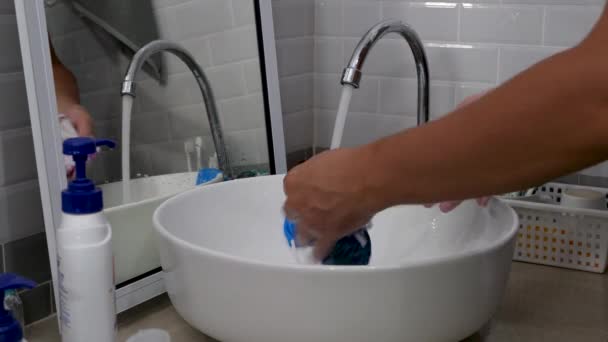 Чоловічі руки миють окремі маски для обличчя — стокове відео