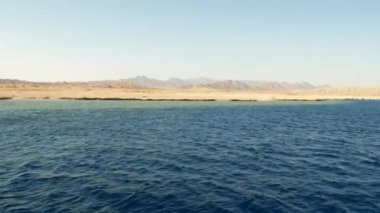 Dalgalı Mavi Deniz ve Açık Gökyüzü