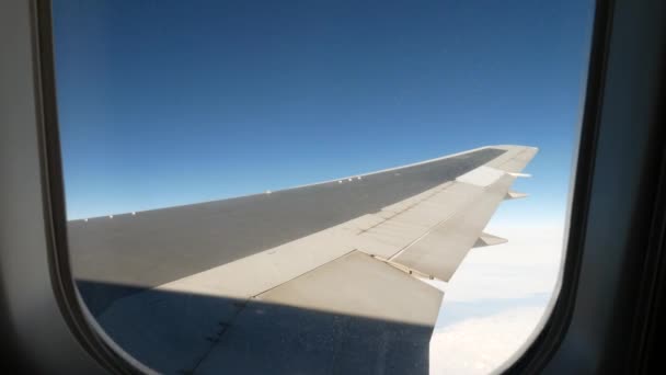 Vliegtuig vleugel en blauwe lucht — Stockvideo