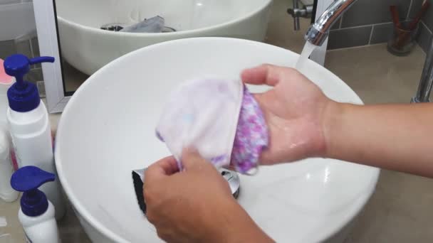 Las manos de los hombres se lavan con jabón mascarillas individuales cerca del lavabo blanco en el baño — Vídeos de Stock