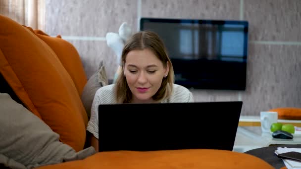 Vrij creatieve professionele schrijver typen tekst op laptop thuis — Stockvideo