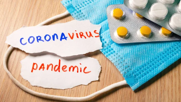 Kağıt üzerinde koronavirüs ve pandemik metin