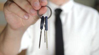 Emlak Yöneticisi Apartman Sahibine Anahtarları Verdi