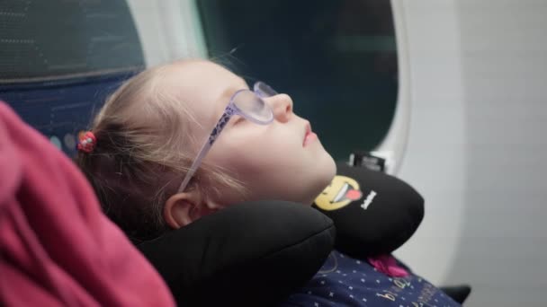 Fly Passenger Meisje slaapt in het vliegtuig — Stockvideo
