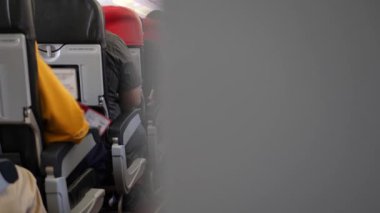 Koltuklarda yolcu olan uçağın içi.
