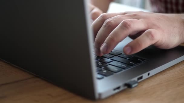 Hombre Empresa Trabajador Entradas de datos en el teclado de plata portátil — Vídeo de stock