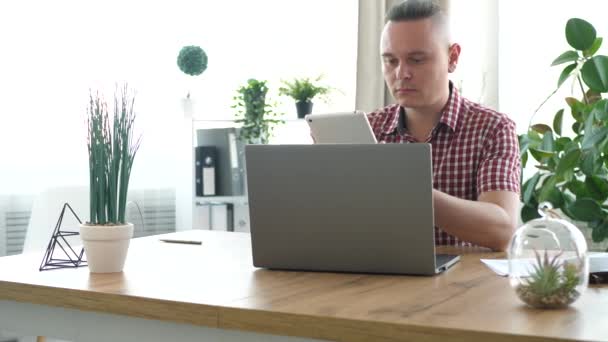 Stilvoller Büroarbeiter mit Tablet-PC — Stockvideo