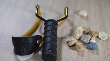 Sapanla taş ve kaya, küçük elle güçlendirilmiş ateşli silah.