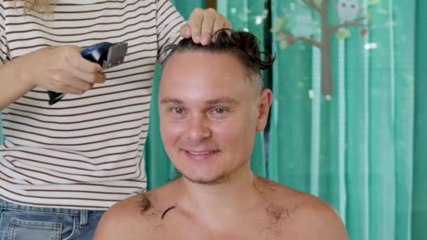 Corta el cabello masculino en cuarentena y autoaislamiento durante la epidemia de coronavirus — Vídeos de Stock