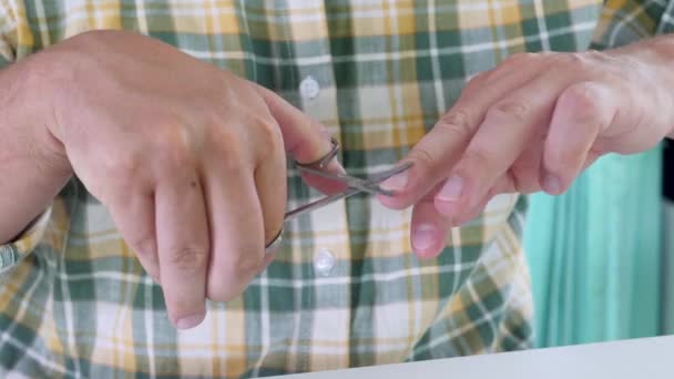 Manžel stříhá nehty nůžkami na nehty — Stock video