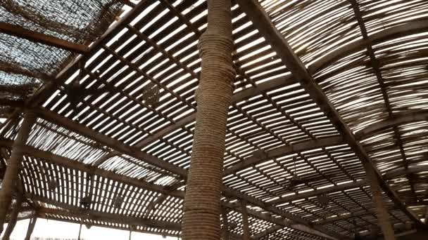 Электрический потолочный вентилятор в деревянном бунгало — стоковое видео