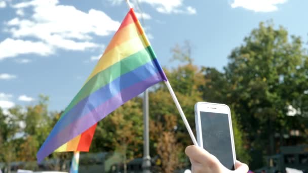 Arco-íris gay orgulho bandeira no céu azul fundo — Vídeo de Stock