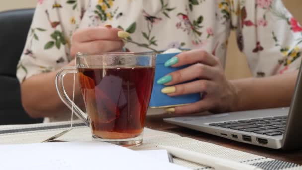Étudiantes fabrication de thé à la main pendant l'étude universitaire — Video