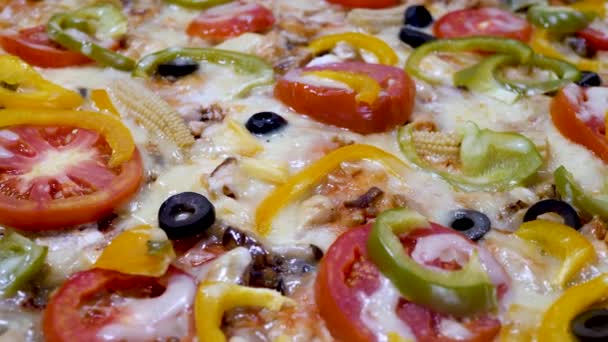 Mano tomar deliciosa pizza fresca con carne de pollo y queso caliente derretido — Vídeo de stock