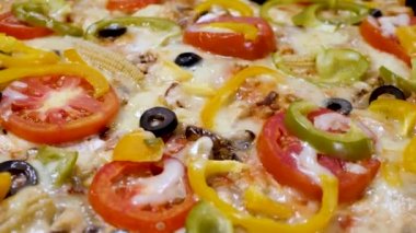 Lezzetli, sebzeli taze pizza.