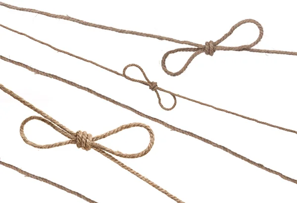 Cordas com nó e bowknot, isoladas sobre branco . — Fotografia de Stock