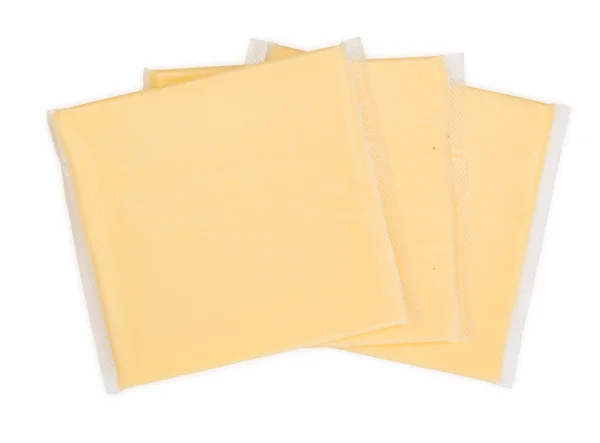 Tres rebanadas de queso amarillo empaquetadas sobre fondo blanco. Close-u —  Fotos de Stock