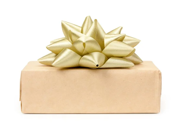 Caixa de presente com presente embrulhado em papel kraft e com tampa dourada — Fotografia de Stock