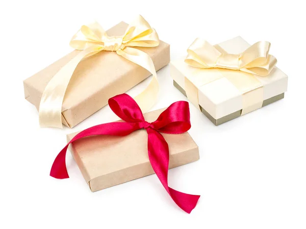 Набор из трех подарочных коробок с подарками, завернутыми в крафтовую бумагу — стоковое фото