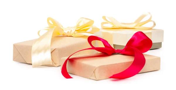 Üç kraft kağıt sarılmış hediyeler ile hediye kutuları kümesi — Stok fotoğraf