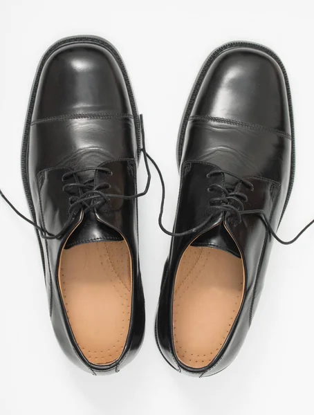 Par de sapatos masculinos elegantes. Moda couro preto brilhante. Isolar — Fotografia de Stock