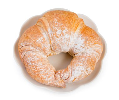 Beyaz bir arka plan üzerinde izole bir daire üzerinde taze kruvasan. Sayfanın Üstü 