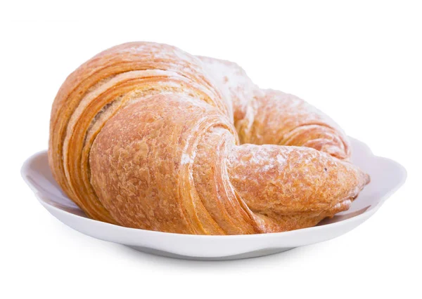 Verse croissants op een schoteltje geïsoleerd op een witte achtergrond, clos — Stockfoto