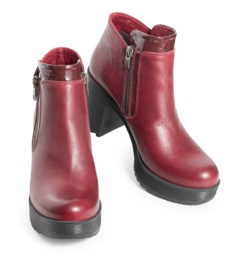 Koyu kırmızı kadın çifti üzerinde beyaz bir backgr izole botları deri