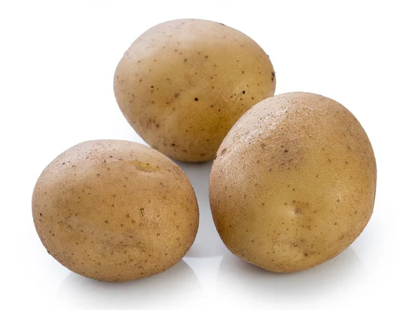 Drie nieuwe knollen van de aardappel geïsoleerd op een witte achtergrond, dichtbij u — Stockfoto