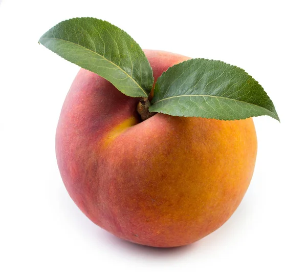 Färsk, saftig persika med skivor isolerad på en vit bakgrund, c — Stockfoto