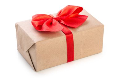 Kraft kağıt üzerinde izole kırmızı kurdele fiyonklu hediye kutusu sarılı