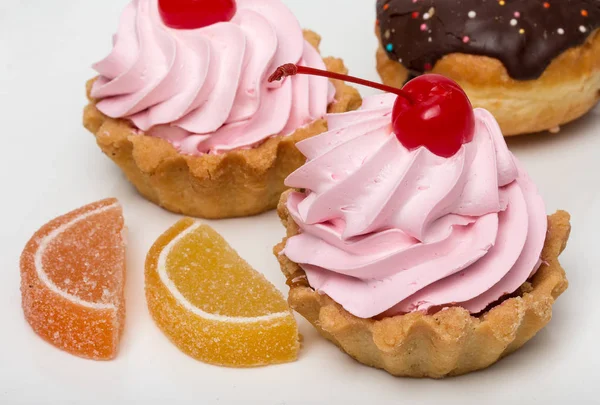 Deliciosos bolos com cereja e creme, berliner donut com choco — Fotografia de Stock