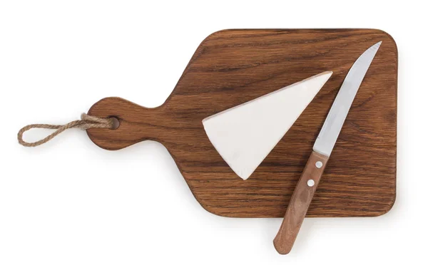 Kawałek z serem brie i nóż na pokładzie cięcia drewna dębowego z ro — Zdjęcie stockowe