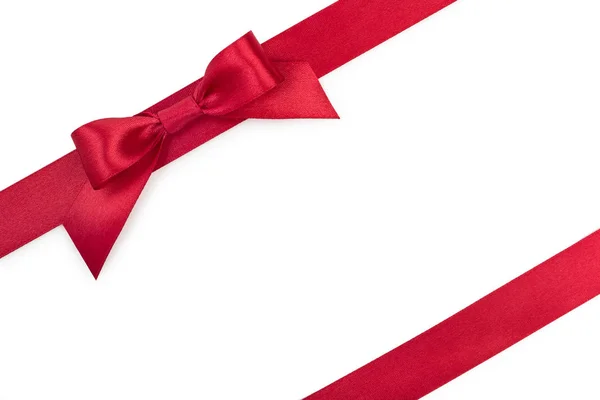 Красная атласная лента подарок бант с другой лентой изолированы на белом — стоковое фото