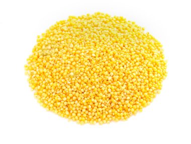 Darı kabuğu çıkarılmış tane beyaz izole yığını. Yakın çekim, üstten görünüm.