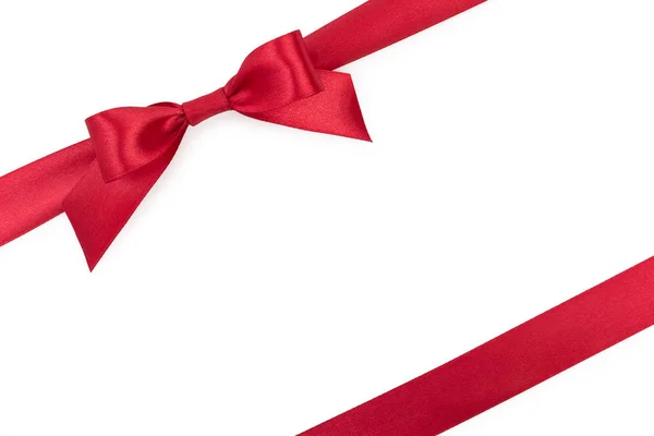 Красная атласная лента подарок бант с другой лентой изолированы на белом — стоковое фото