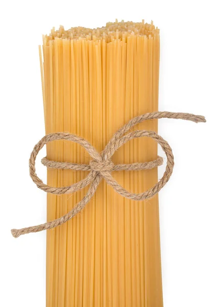 Un mazzo di spaghetti con fiocco di corda isolato su fondo bianco . — Foto Stock